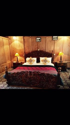 Sikandra Palace Group Of Houseboats