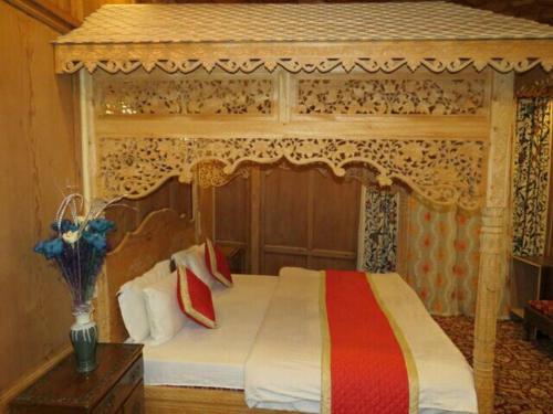 Sikandra Palace Group Of Houseboats