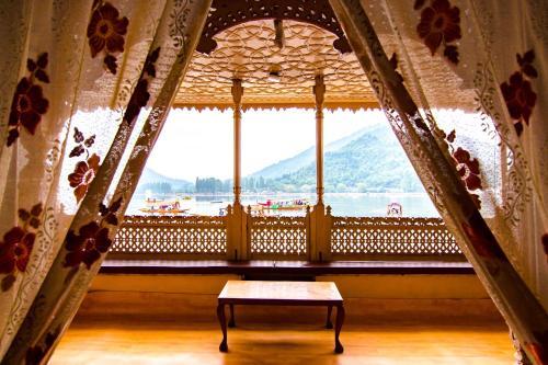 Sikandra Palace Group Of Houseboats