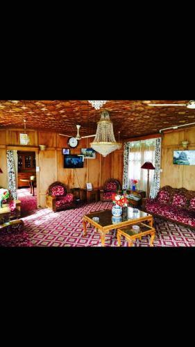 Sikandra Palace Group Of Houseboats