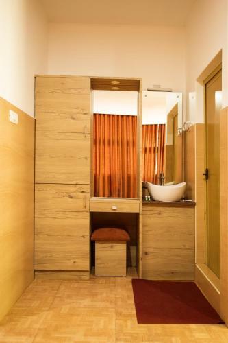 Hotel Crescent Residency