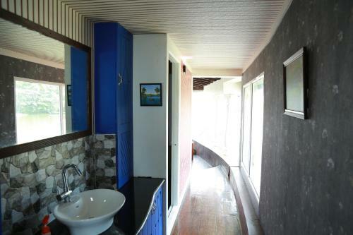Marari Houseboat