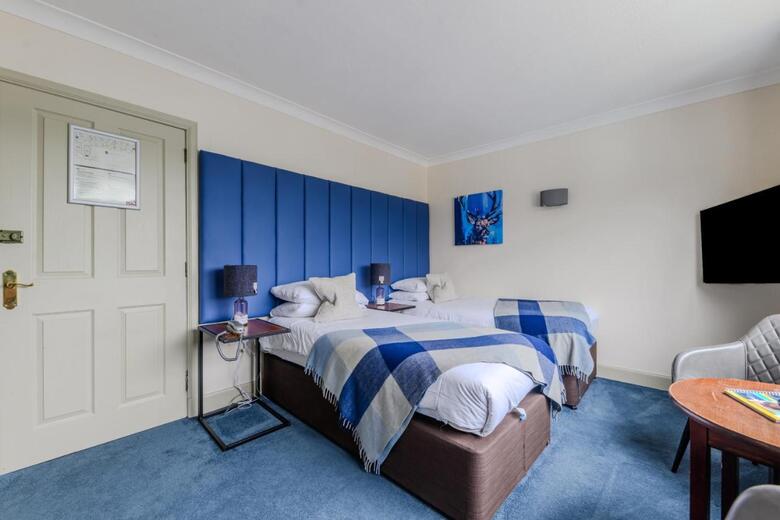 Hotel Loch Ness Clansman