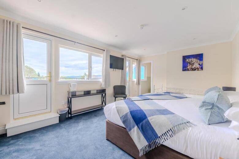 Hotel Loch Ness Clansman