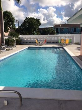 Hostal The Colony Club Inn & Suites