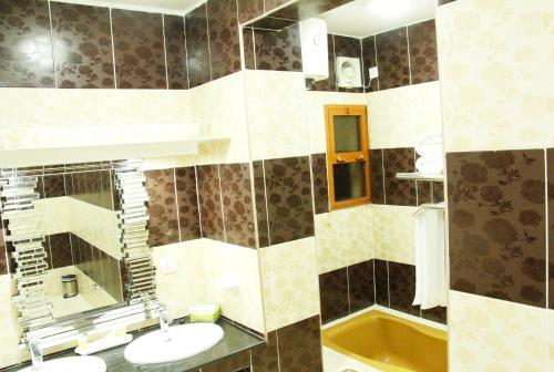 Riyam Hotel
