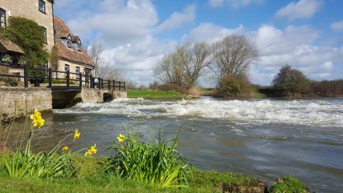 River Nene Cottages