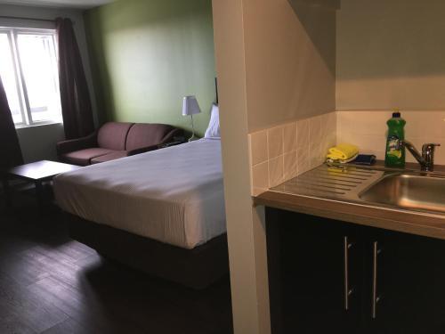 Hotel Home Away Inn