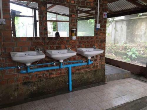 Roly's Hostel