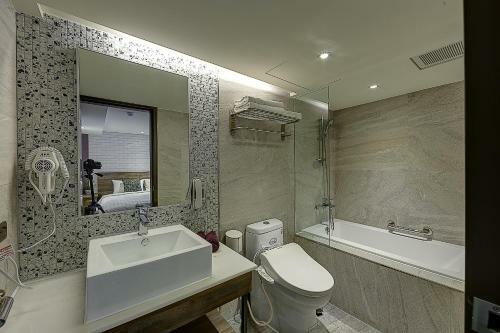 Lan Kwai Fong Garden Hotel