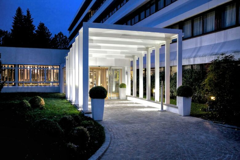 Living Place Hotel