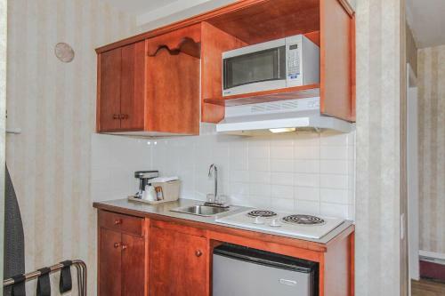 Motel Canadas Best Value Inn Chinook Station