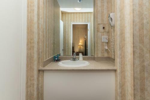 Motel Canadas Best Value Inn Chinook Station