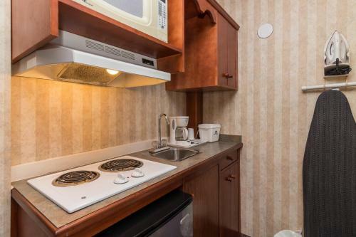Motel Canadas Best Value Inn Chinook Station