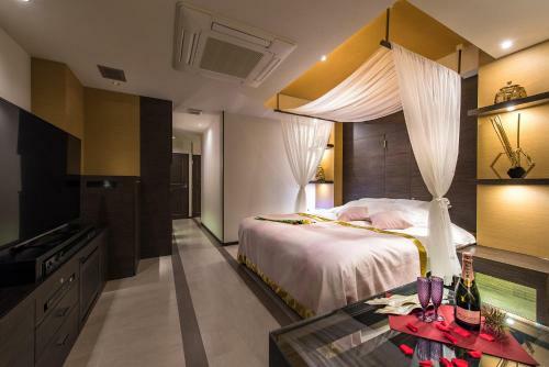 Hotel Myth