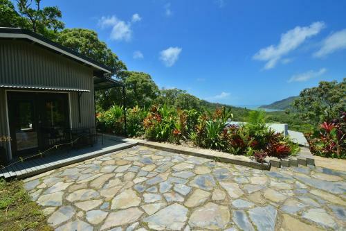 Cow Bay Hilltop Escape