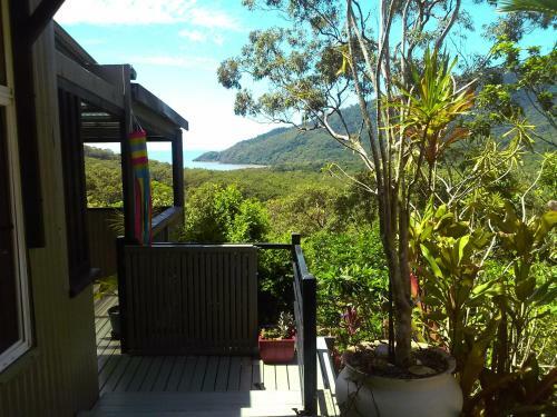 Cow Bay Hilltop Escape