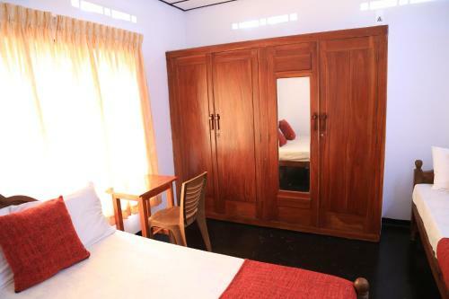 Hostal Yaarl Holiday Inn