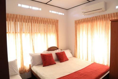 Hostal Yaarl Holiday Inn