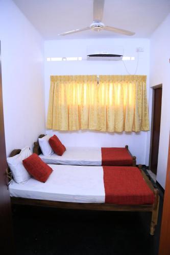 Hostal Yaarl Holiday Inn