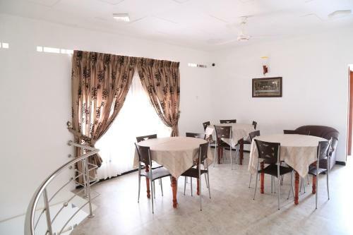 Hostal Yaarl Holiday Inn