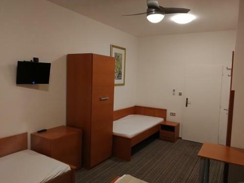 Hostal Pension Akat