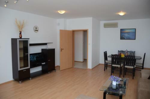 Oasis Laguna Apartments