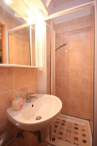 Hostal Rooms With Wifi Brsec (opatija) - 7768