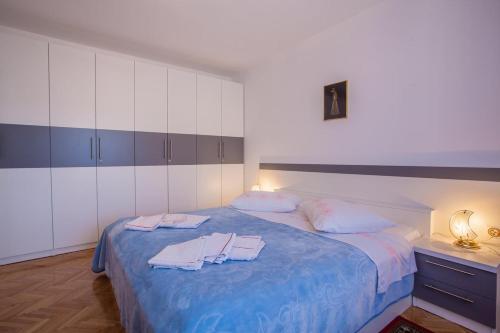 Hostal Rooms With A Parking Space Cres - 2512