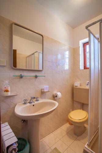 Hostal Rooms With A Parking Space Cres - 2512