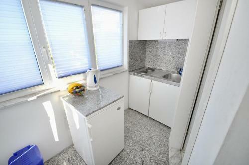 Apartments By The Sea Zavode (omis) - 1022