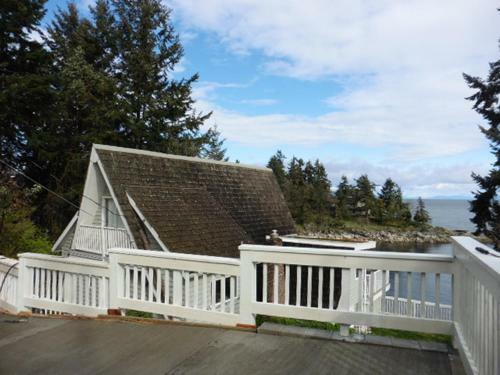 Dolphin Beach Oceanfront Cottage