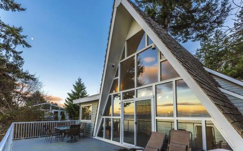 Dolphin Beach Oceanfront Cottage