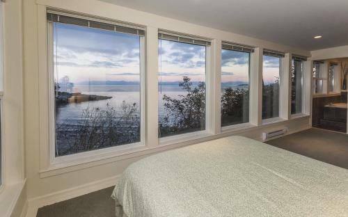 Dolphin Beach Oceanfront Cottage