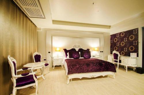 Alvarez Hotel