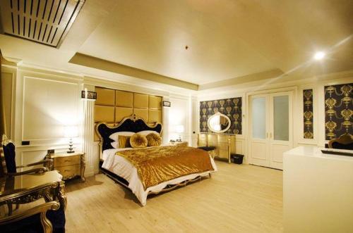 Alvarez Hotel