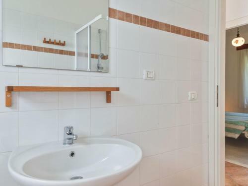 Peaceful Holiday Home With Fireplace, Garden And Parking