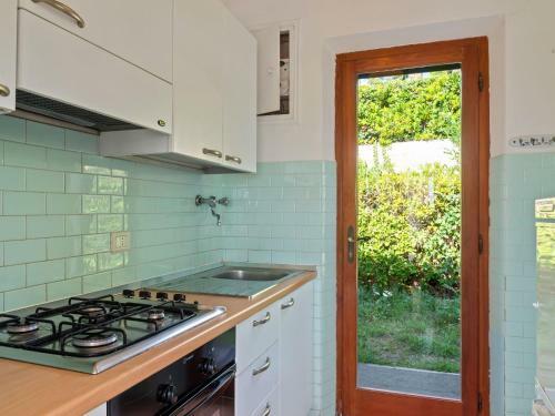 Peaceful Holiday Home With Fireplace, Garden And Parking