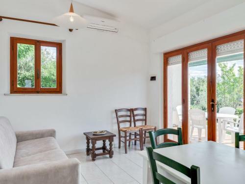 Peaceful Holiday Home With Fireplace, Garden And Parking