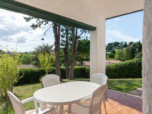 Peaceful Holiday Home With Fireplace, Garden And Parking