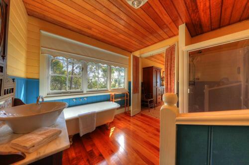 Island View Spa Cottage