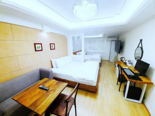Uneed Hotel