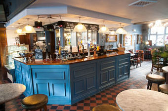 Hostal Huckleberrys Bar & Grill