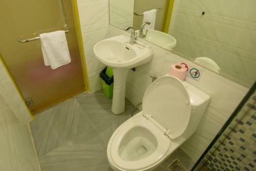 Hostal Precious House Guesthouse