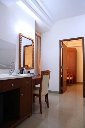 Grand Harbour Hotel