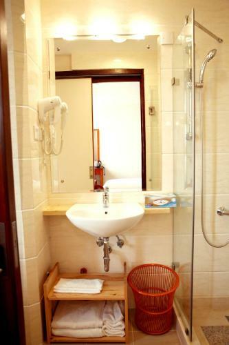 Grand Harbour Hotel