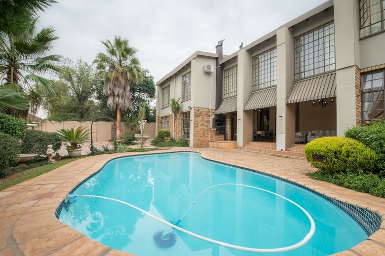 Hostal Sunset Manor Guest House