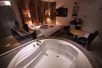 Hotel You, I In