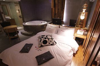 Hotel You, I In