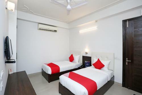 Hotel Oyo 8536 Azad Square